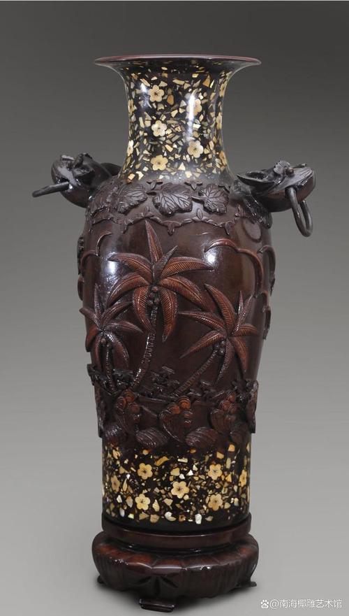 1957年,高毓生参加全国工艺美术会议,展出椰雕作品《嫦娥奔月》高脚盒